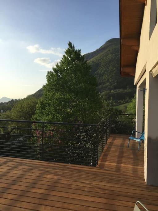 Maison De Vacances 220M2 Vue Lac Et Chateau Мантон-Сен-Бернар Экстерьер фото